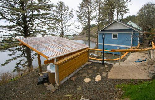 Walk to Winema Road Beach Home with Hot Tub! - Foto 19