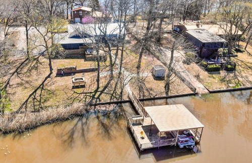 Lakefront Fort Towson Home Private Dock and 3 Decks - Foto 41