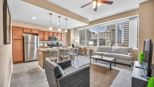 Luxury High-Rise Condo in Amazing Location | Gym - Foto 3