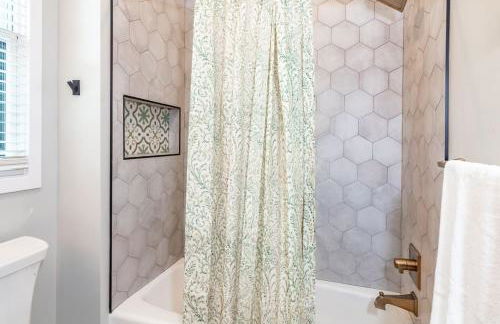 Heart of Brevard Hideaway - Walk/Bike to Downtown! - Foto 28