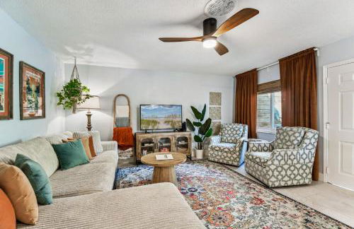 Luxury Home with Hot Tub & Outdoor Oasis blocks from the Beach - Foto 22