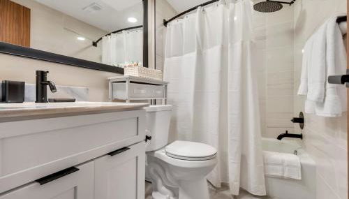 Modern Midtown Studio and Private Balcony - Foto 5, towels, Shower