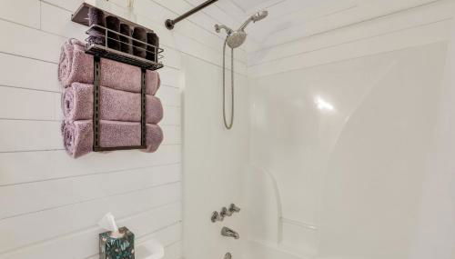 Charming Lowcountry Cottage in the Heart of Beaufort, SC - Foto 4, towels, Shower