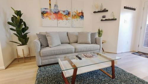 Four Reasons- Location Food Night Life Comfort - Foto 2