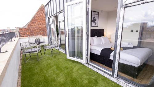 Brand-New Top-Floor Flat with Stunning Balcony & Parking - Foto 3