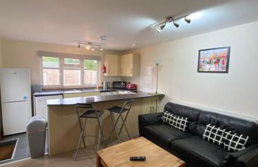 Two Bedroom Bungalow No2 - Secure Gated Parking - Foto 8