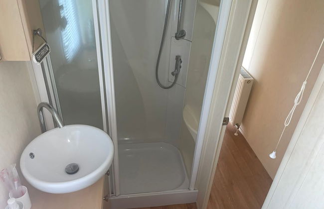 Remarkable 2-bed Villa Caravan in Driffield - Photo 11