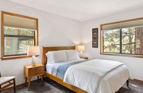 Cozy 3BR Dog-Friendly Cabin- Level 2 EV Chgr - Photo 12