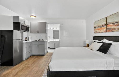 Chic furnished studio with inviting modern decor - Photo 9