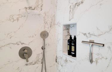 Private and large 2 bedroom house with Pool table, backyard and office near attractions - Foto 33