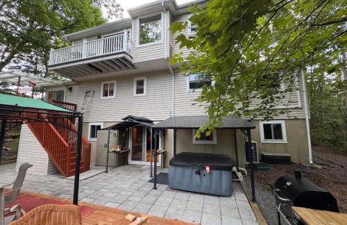 Stunning! Pocono Escape! HotTub Sauna Pool Ski Pet-Friendly Firepit Game Room Fireplace BBQ Lakes Tennis Fishing - Foto 9