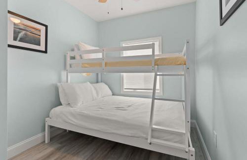 Steps to Beach Fully Renovated Sleeps 6 - Photo 14