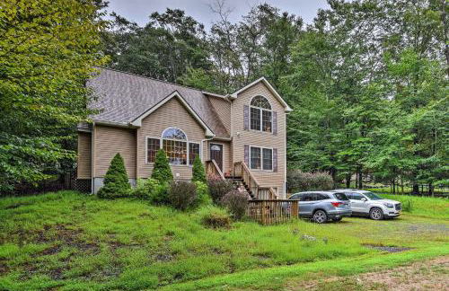 Pocono Mountain Home with 3 Community Lakes! - Foto 2