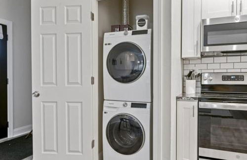 Modern King Bed Suite with Free Parking - Foto 15