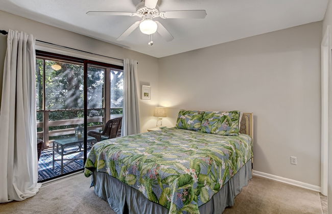 Secluded Condo with Peaceful Wooded Views and Easy Access to the Beach by RedAwning - Foto 2