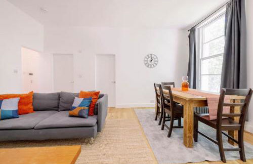 Bright, Spacious 2-bed, 5 mins from Tube, Sleeps 4 - Pass the Keys - Foto 6