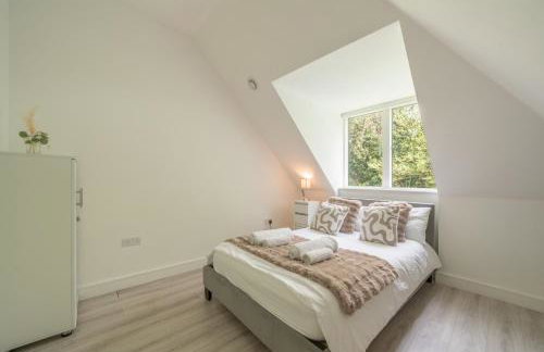 New! Modern Elegant 2-Bed Apartment, free parking - Photo 9