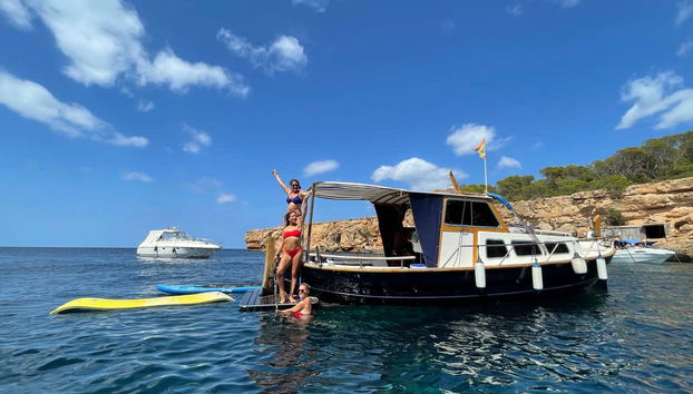 Divertimento sulla barca privata a Ibiza