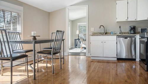 Old Dauphin Way Historic Home - Unit 3 - Photo 2