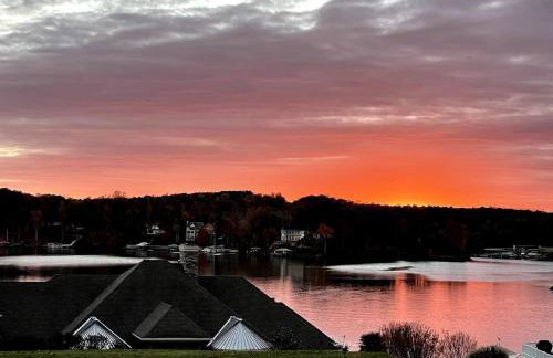 Waterfront Retreat with Spectacular Interior, Jacuzzi and Game Room in NC - Foto 59