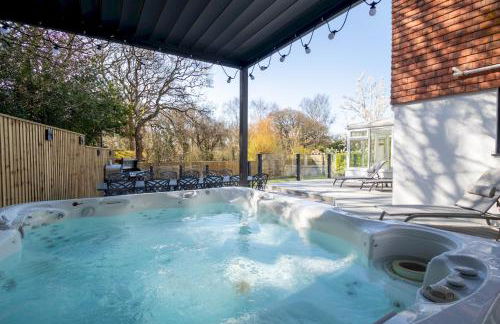 Magnolia House with Hot Tub Park Facilities - Photo 6