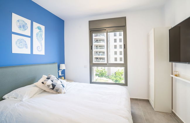 Sunlit Balcony & Coastal Charm by Sea N' Rent - Foto 9