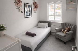 The Grand 4-Bed Ebbsfleet Home - Big Garden & Parking Space, Near Bluewater - Foto 26