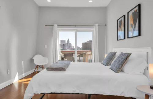 Jennifer's Penthouse Panoramic City Views w Deck - Foto 16