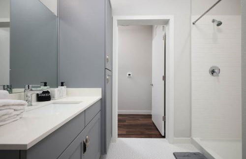 Cozy 2BR w Pool Gym Near Rvrwalk Dome Conv Ctr - Foto 16