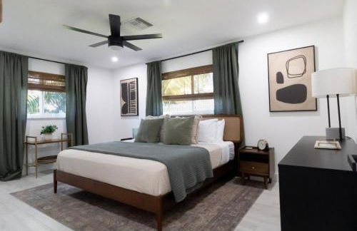 NEW Riverside Retreat with Pool - Foto 4