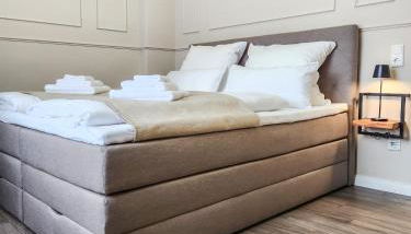 GELI Homes L1 - 2x Zimmer, 2x Kingsize Bett, 1 bis 4 Personen, Parkplatz, TV, Wifi, top Küche, Kaffee, Tee - Foto 1