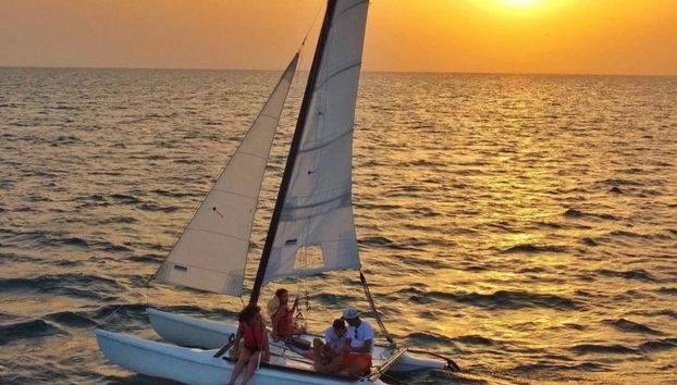 Navegando en el catamarán al atardecer