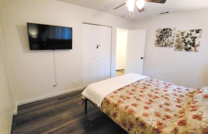 Private, Spacious, 4x Queen, 300 MBPS Internet with Backyard! - Foto 19