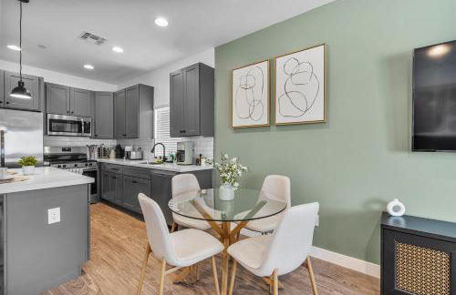 Stylish Phoenix Suite by Zenia Stays - Central & Cozy Escape - Foto 7