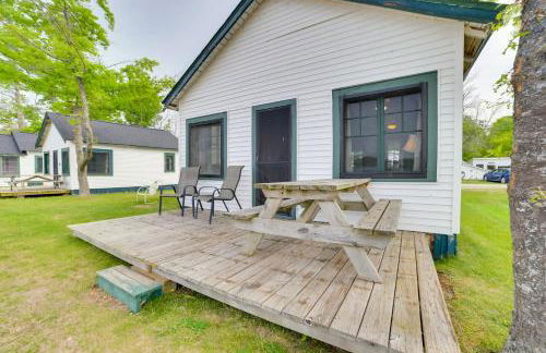 Sandy Beach and Sunset Views Cedarville Cabin 3! - Foto 17