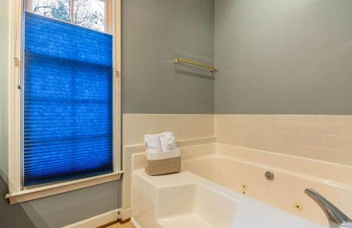 Cozy Home with BBQ Near Arts & Dining Hotspots - Foto 27