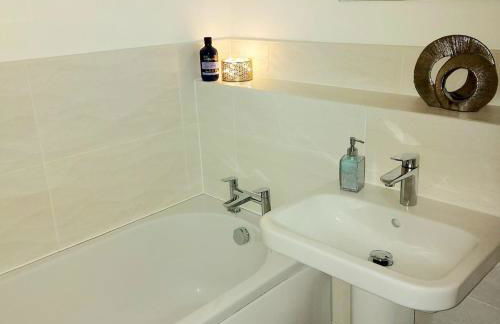 Modern, chic 3-storey town house - Photo 6