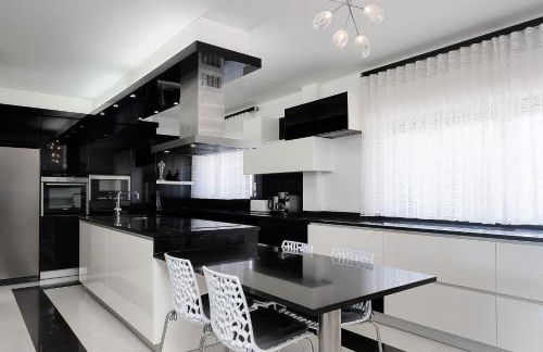 Deluxe 4BDR House W/ Pool by LovelyStay - Photo 35