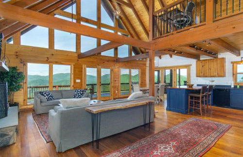 A Celestial Chalet Pets, Hot Tub & Mountain View - Photo 2