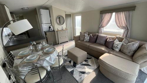 Seaview Caravan 2 Bedroom Sleeps 6 -WiFi -Smart Tv - Foto 4, furniture