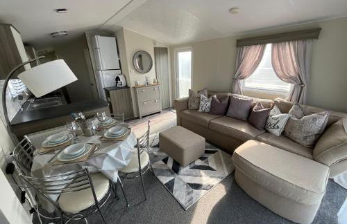 Seaview Caravan 2 Bedroom Sleeps 6 -WiFi -Smart Tv - Foto 4