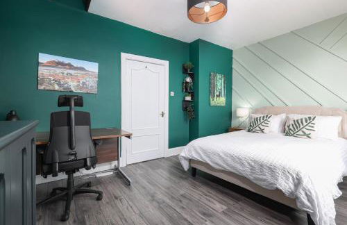 Extravagant 6 Bed Victorian Townhouse with Hot Tub - Photo 76