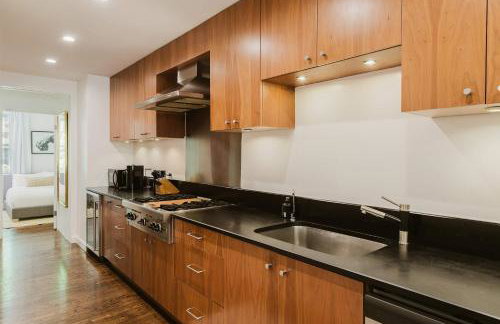 Designer Home in Diplomat District - Foto 10