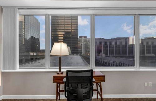 HUGE Panoramic SkySuite w/ Downtown VIEWS: Gym - Photo 7