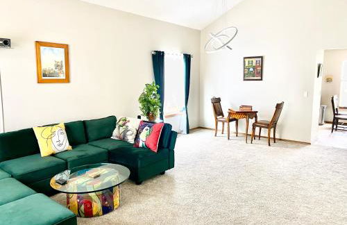 Artsy Home close to USAFA with Fireplace and Patio - Foto 3