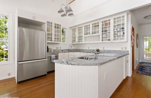 Coastal Cottage by Juniper Holiday + Home - Photo 13