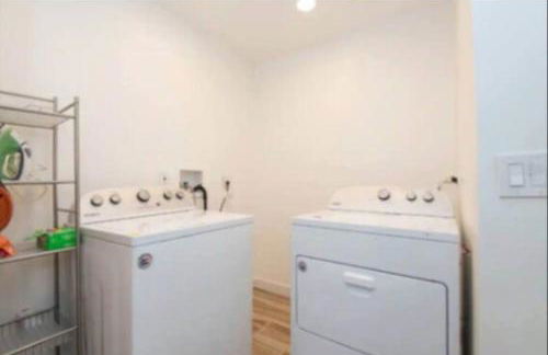 Charming 2BR Condo with Onsite Parking Included - Foto 3