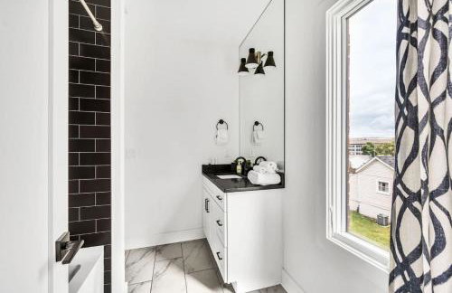 Luxury and Spacious Home with Private Garage and Fire Pit - Foto 27