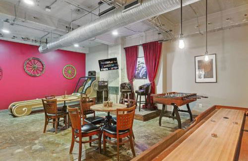 Luxury 1 Bed Downtown Views, POOL GYM Theater Room - Foto 25