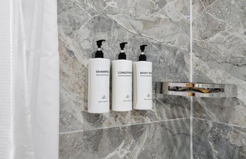 Upscale King Bed Suite with Full Workspace and Free Parking - Foto 22